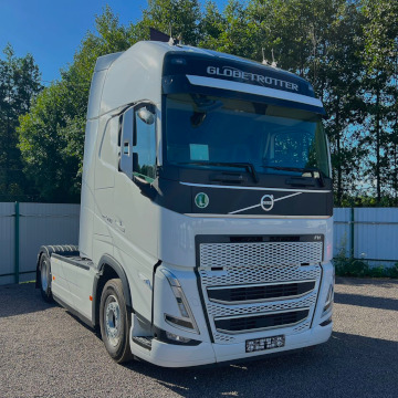 Наш тягач белый Volvo FH500