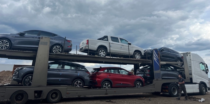 машины доставляются в автосалон автовозом